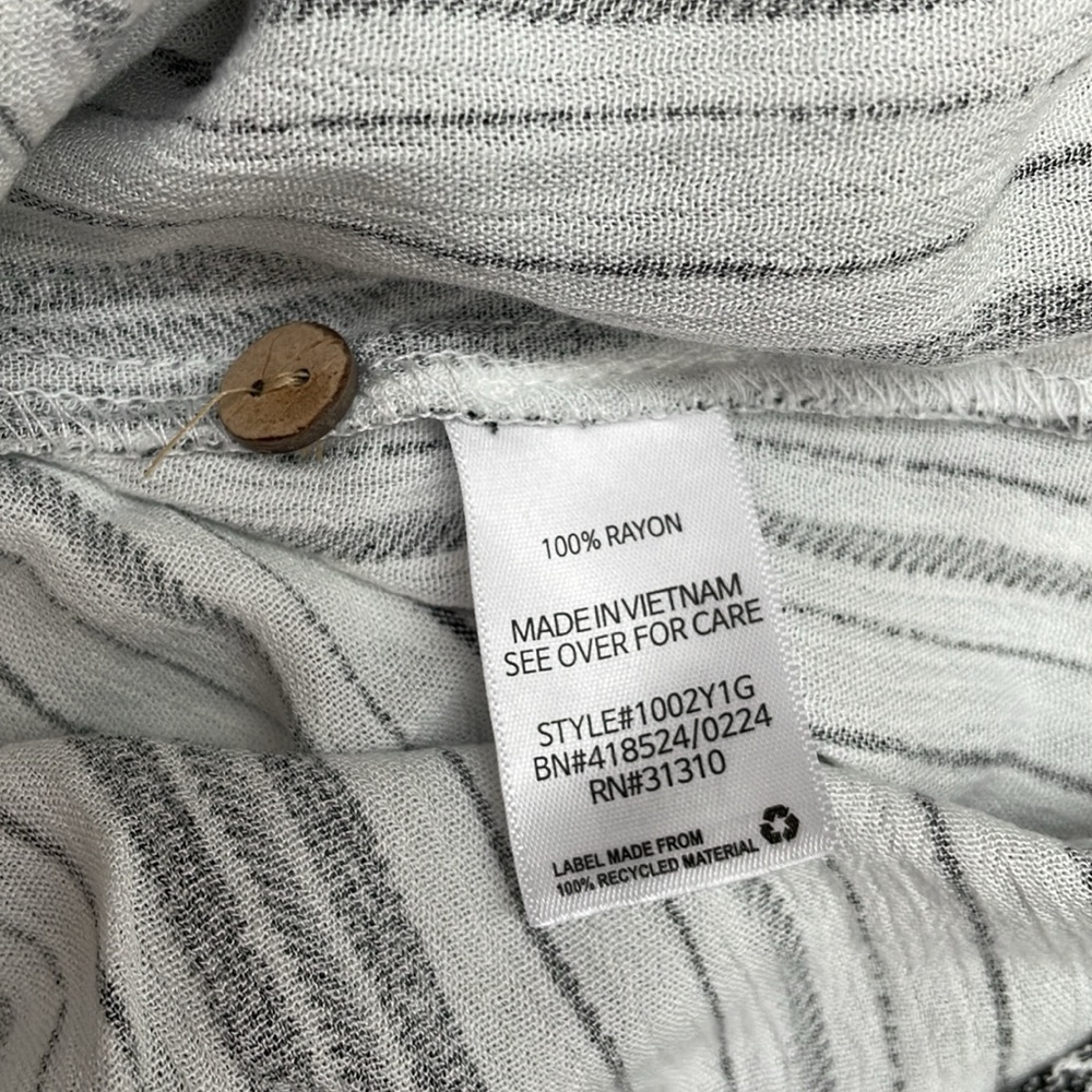 NWOT Printed Off-The-Shoulder Top - Picture 8 of 8